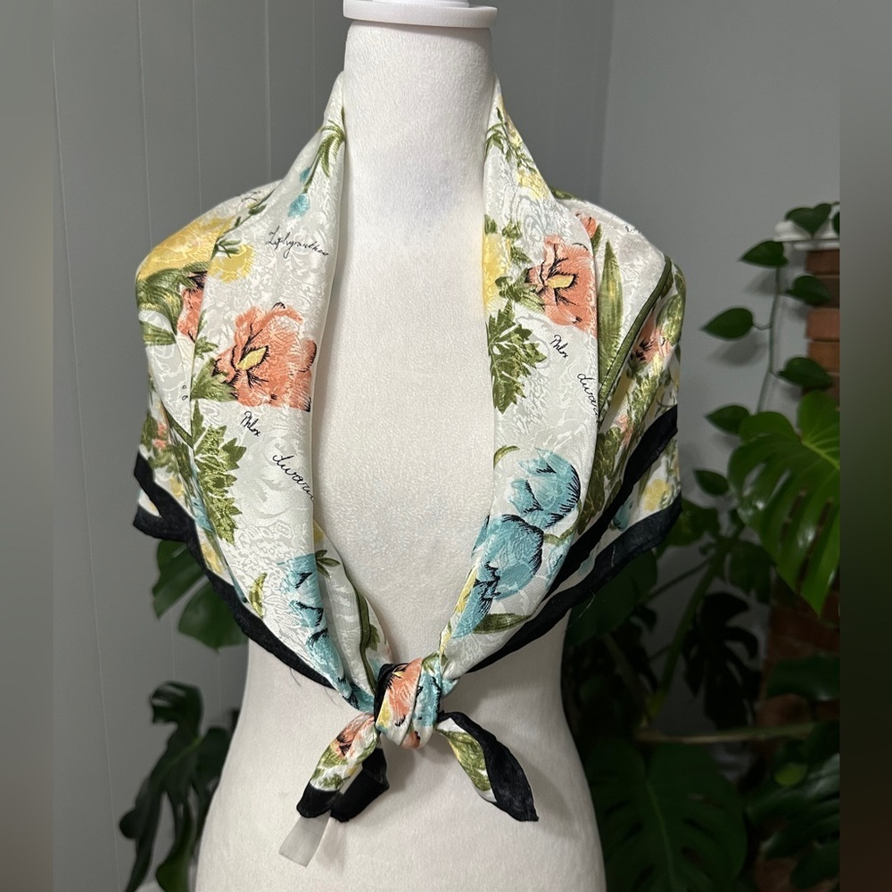 🧣 100% Polyester beautiful scarf measurements 35X35 great condition.
